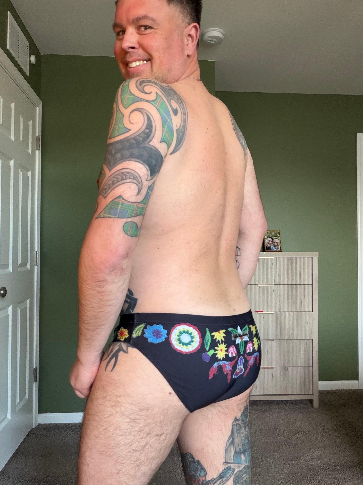 "Flor y Sol" Contour Front Swim Brief - Black (2" Hip)